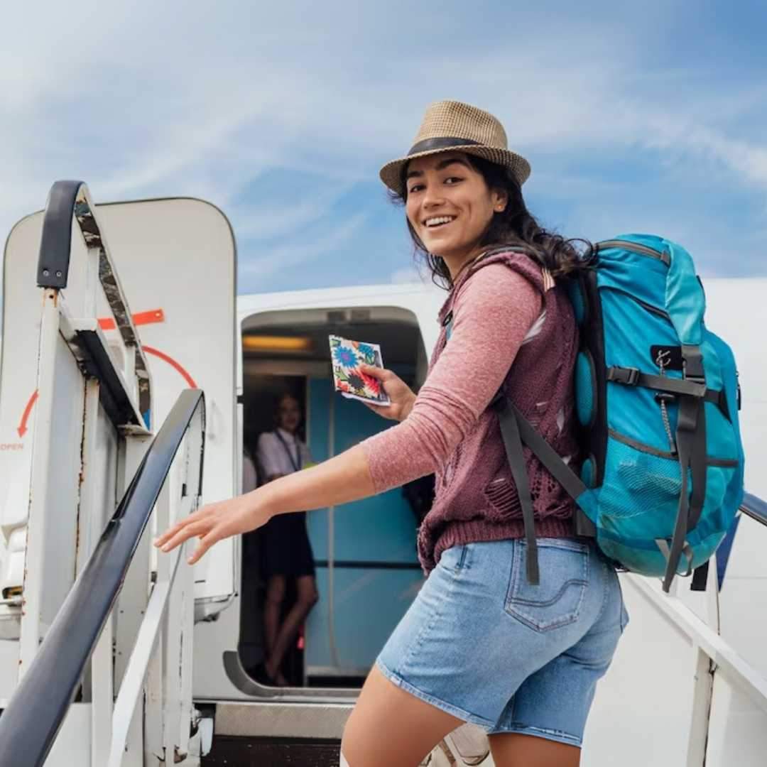 La mochila perfecta para vuelos low cost: cabe bajo el asiento y tiene compartimento antirrobo