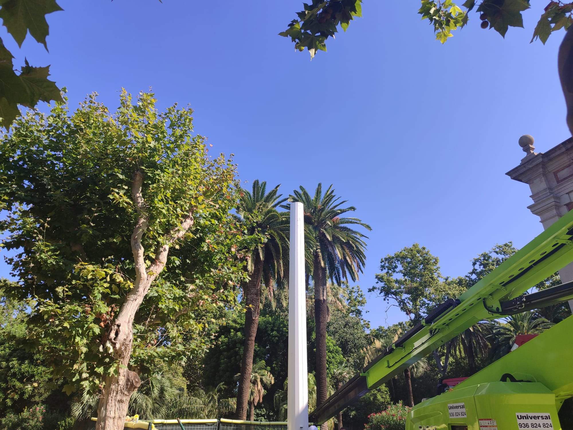 Instal·len el pal de 25 metres davant del Parlament on onejarà una senyera gegant