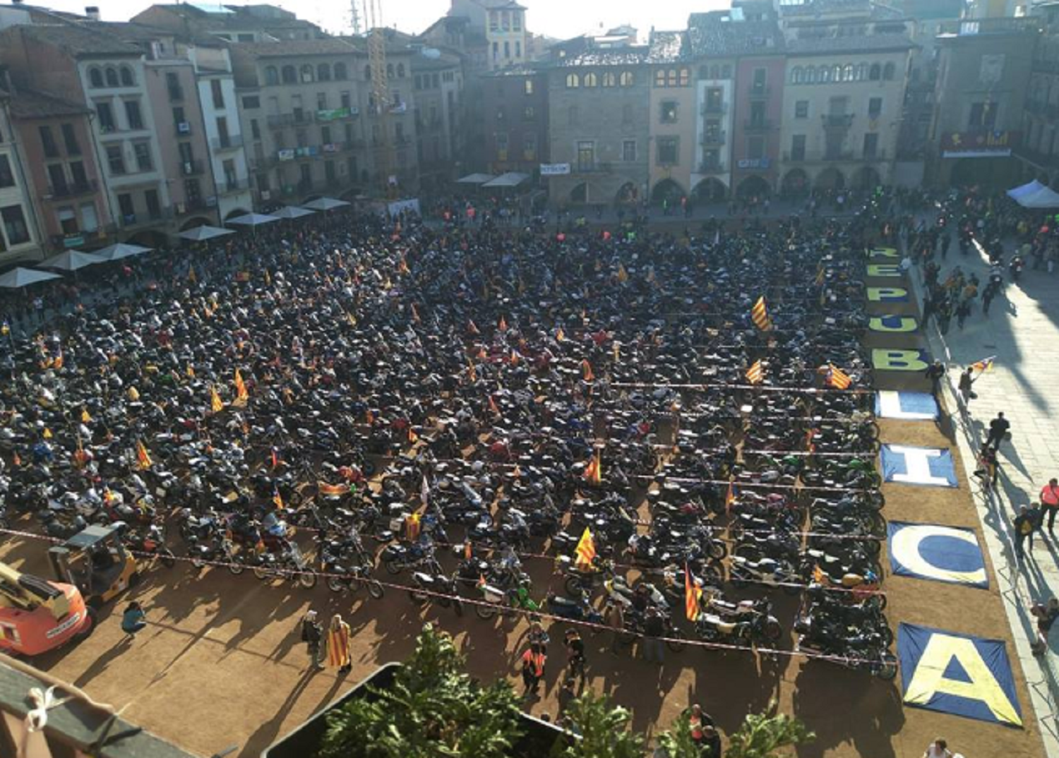 Miles de motoristas se concentran en Vic para inicar una marcha hacia Barcelona