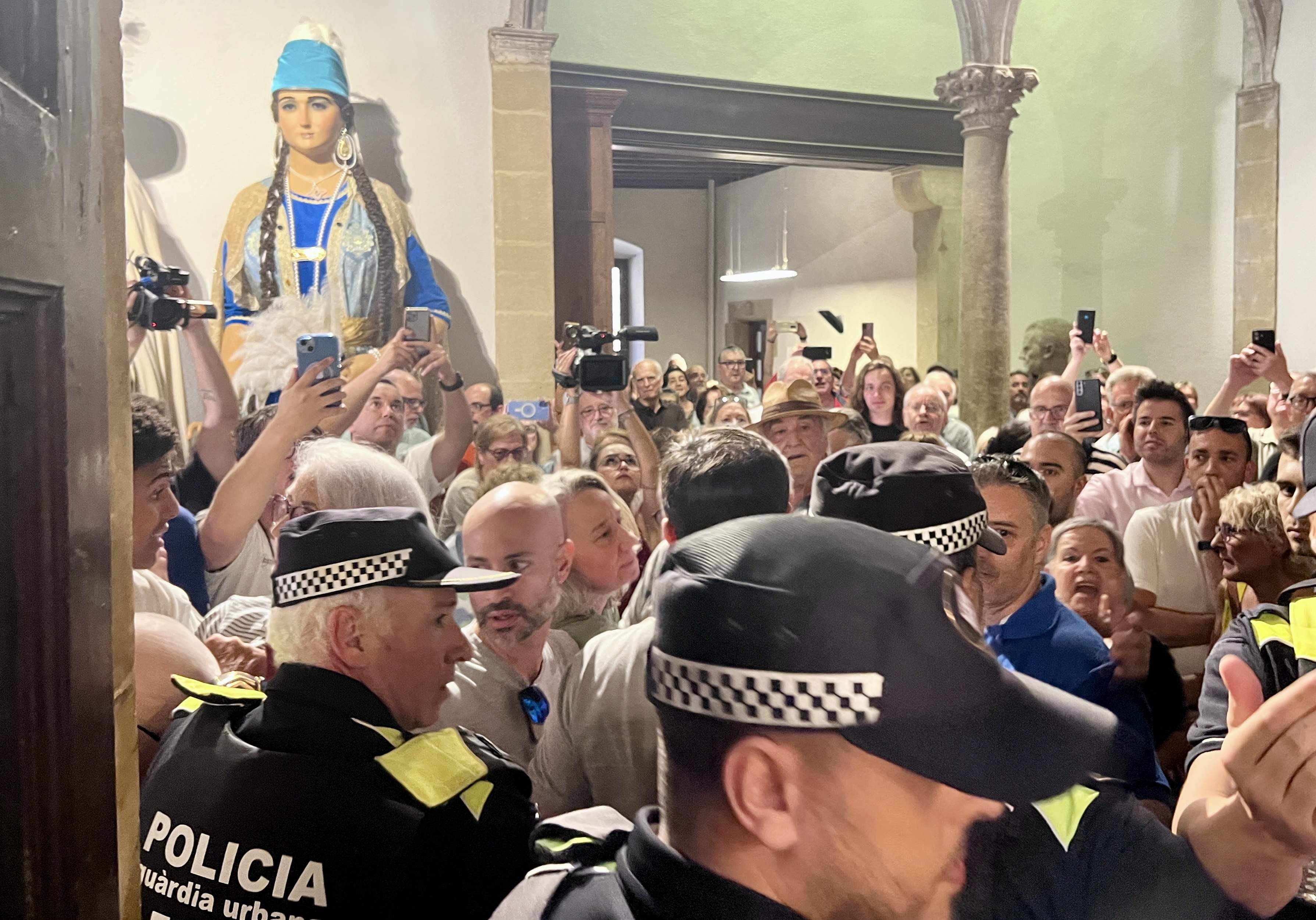 Què passa a Vic? Tensió amb veïns que irrompen a l'ajuntament per la construcció d'un CAP
