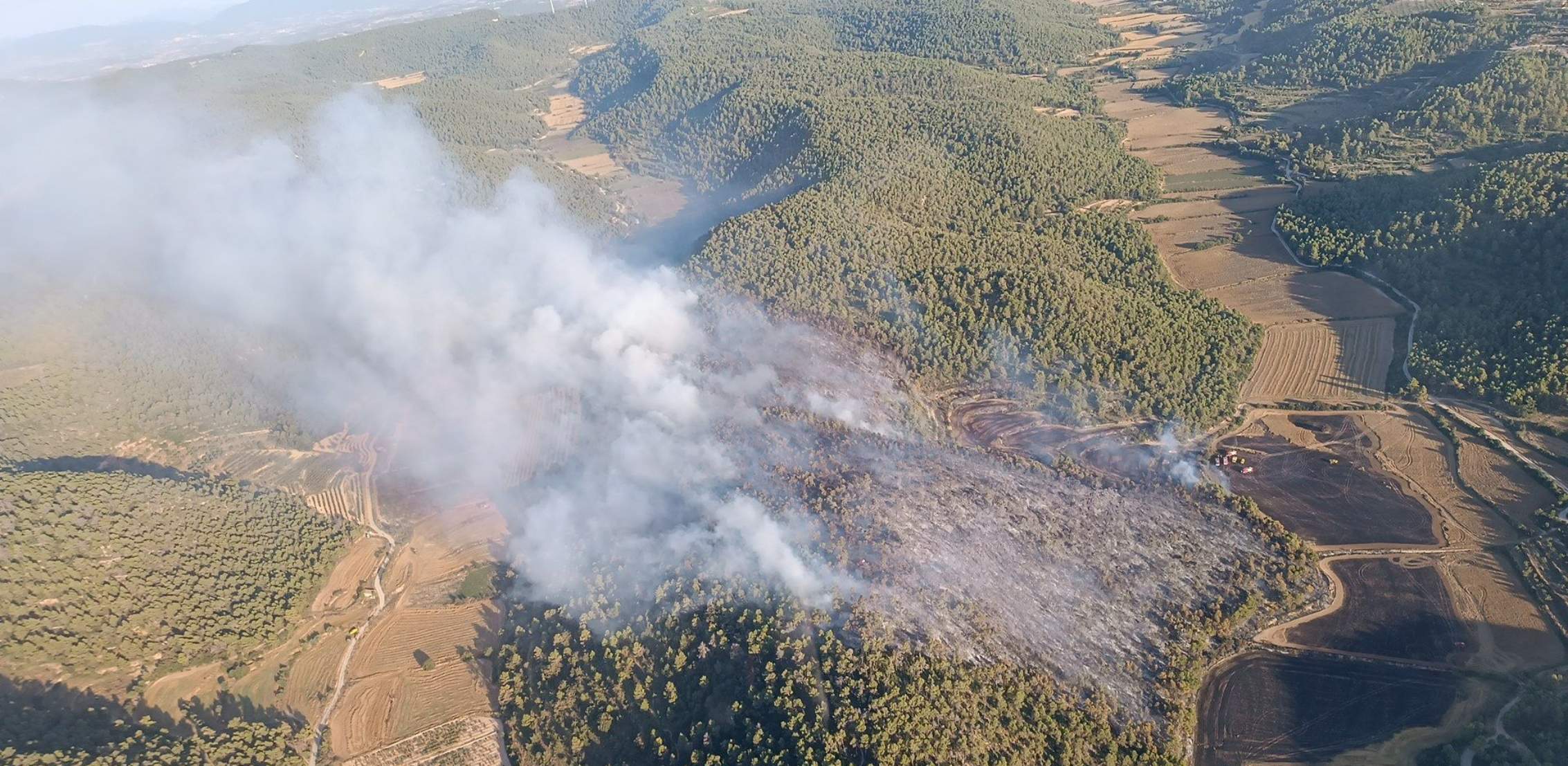 Un incendio en Fulleda obliga a movilizar 140 bomberos y más de 40 medios para contenerlo