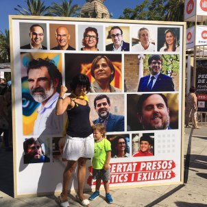 Famíllia davant cartell presos polítics diada 2018 / G.R Famíllia davant cartell presos polítics diada 2018 / G.R