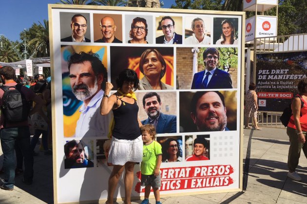 Famíllia delante de cartel presos políticos festividad 2018 / G.R