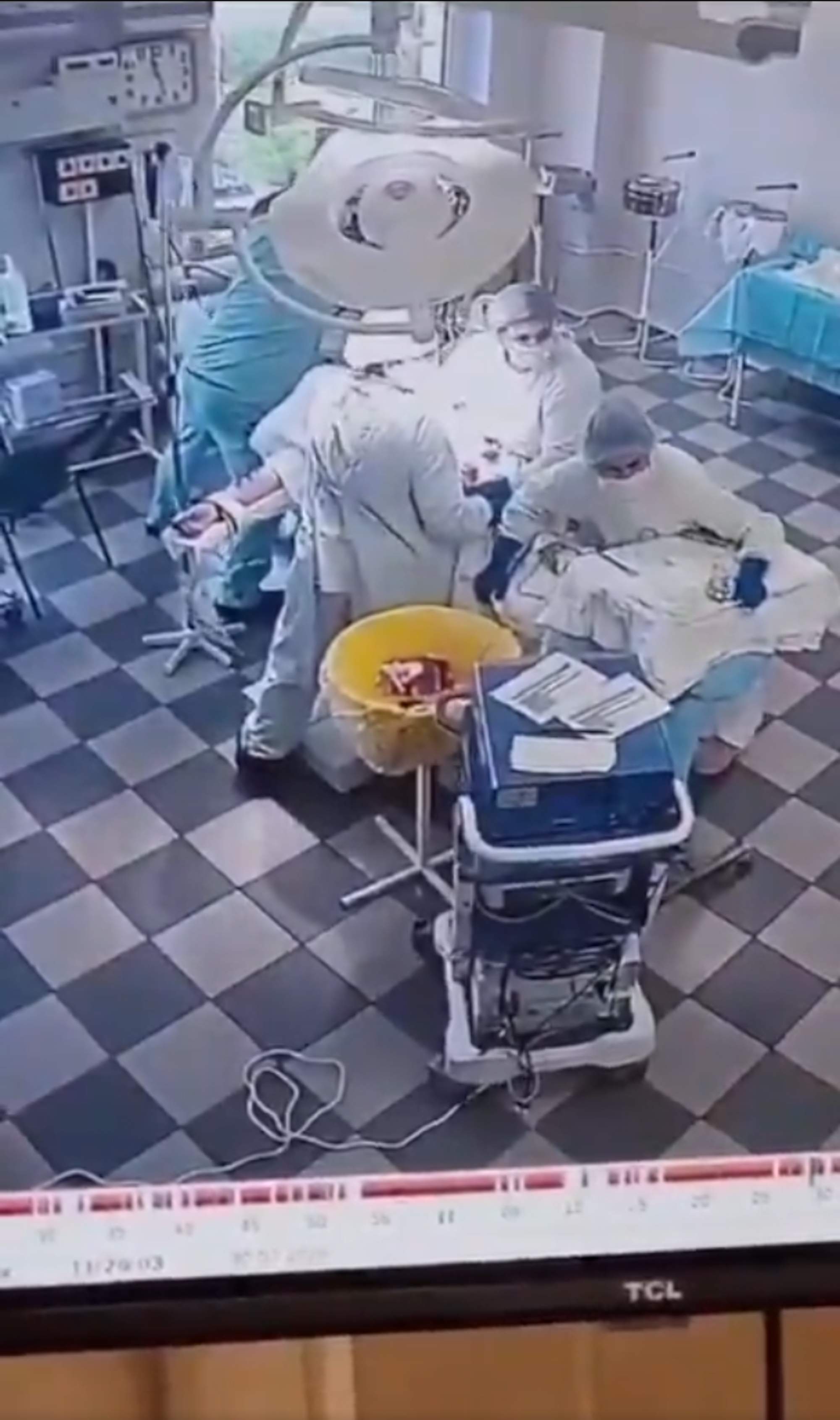 Escena impactante durante el terremoto en Kamchatka: los médicos no paran la operación de un paciente | VÍDEO