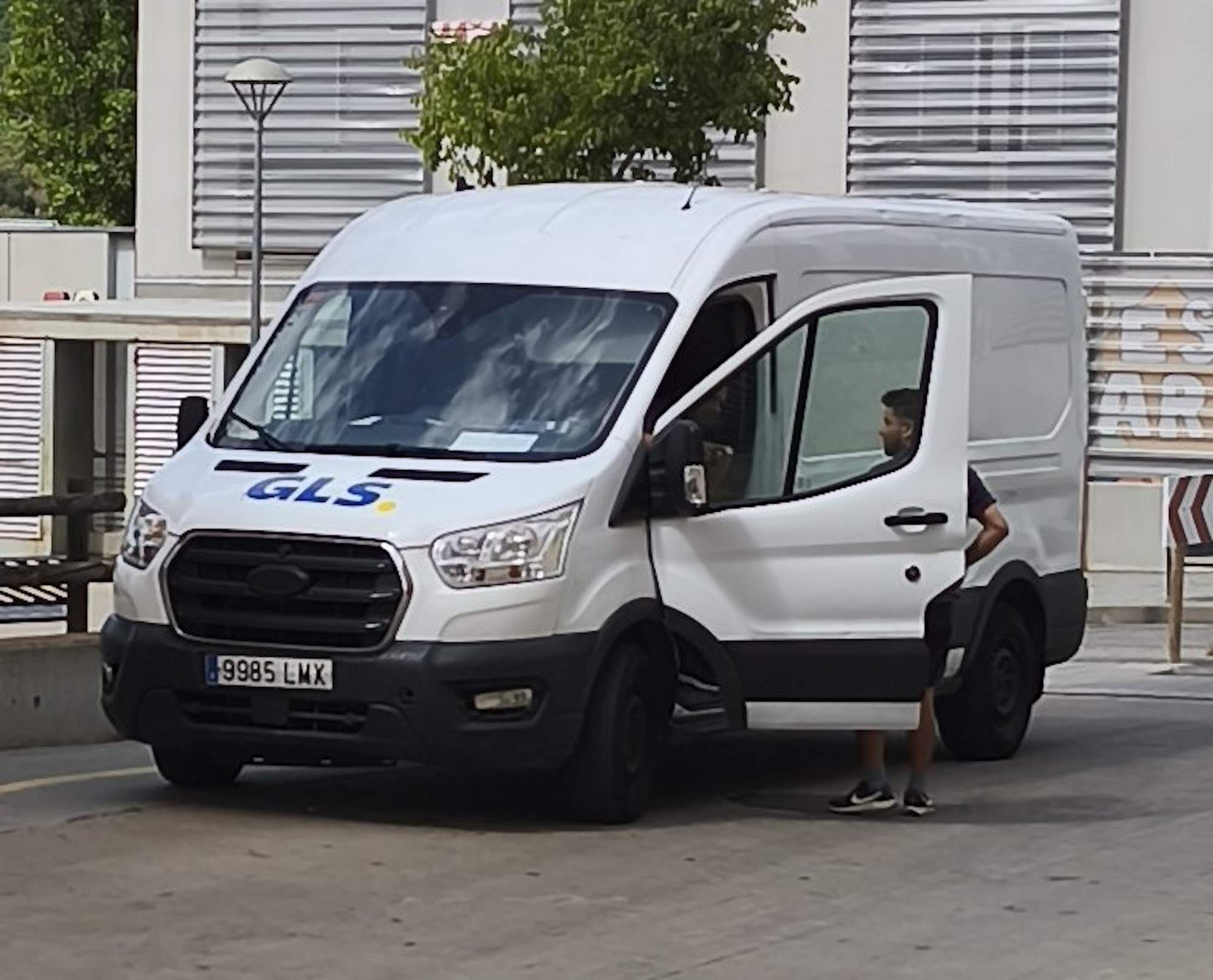 Un repartidor increpa un home per parlar-li en català i l'envia "a la merda" a Sant Feliu de Guíxols