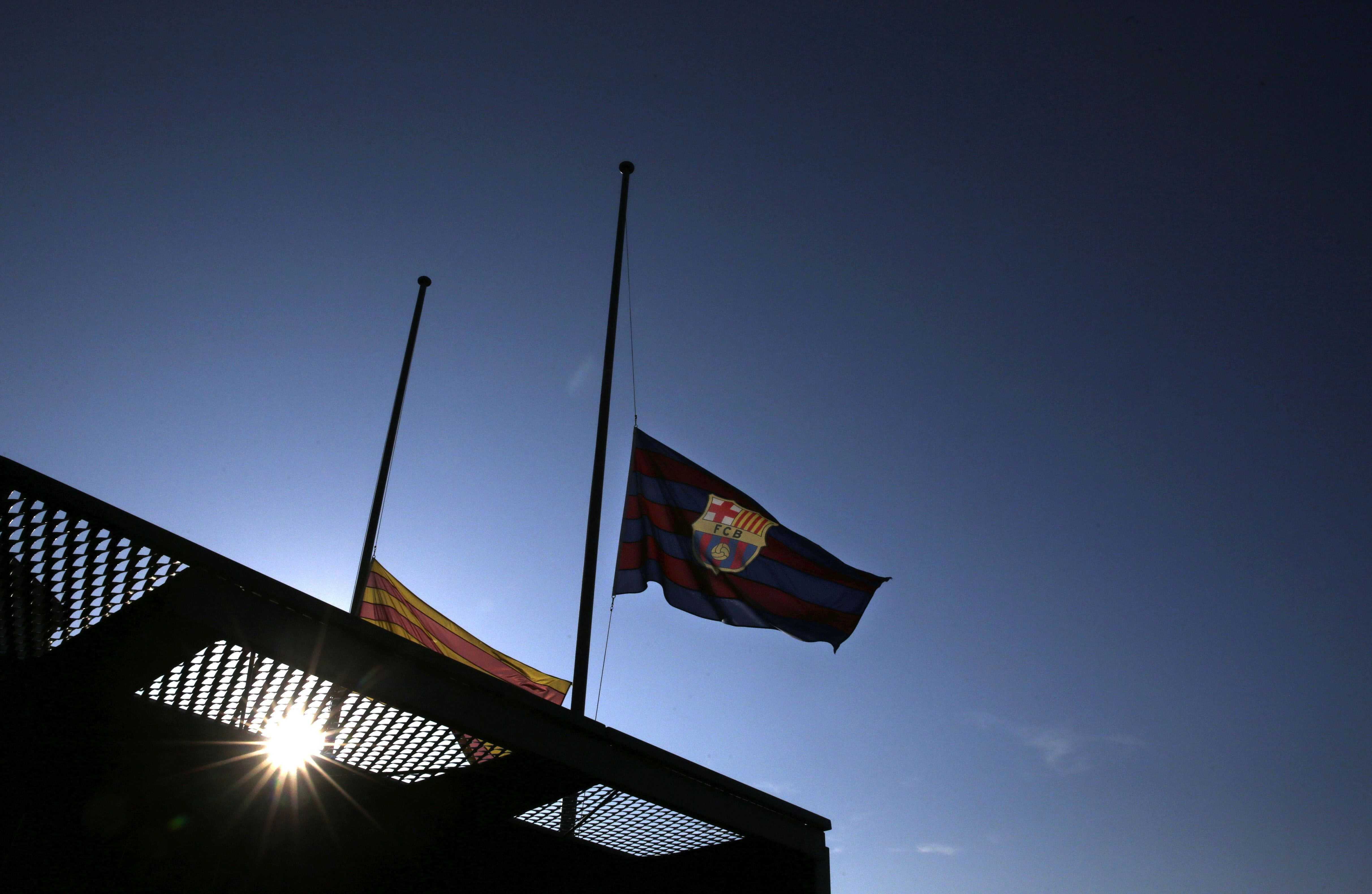 Banderas a media asta en can Barça como luto por el coronavirus