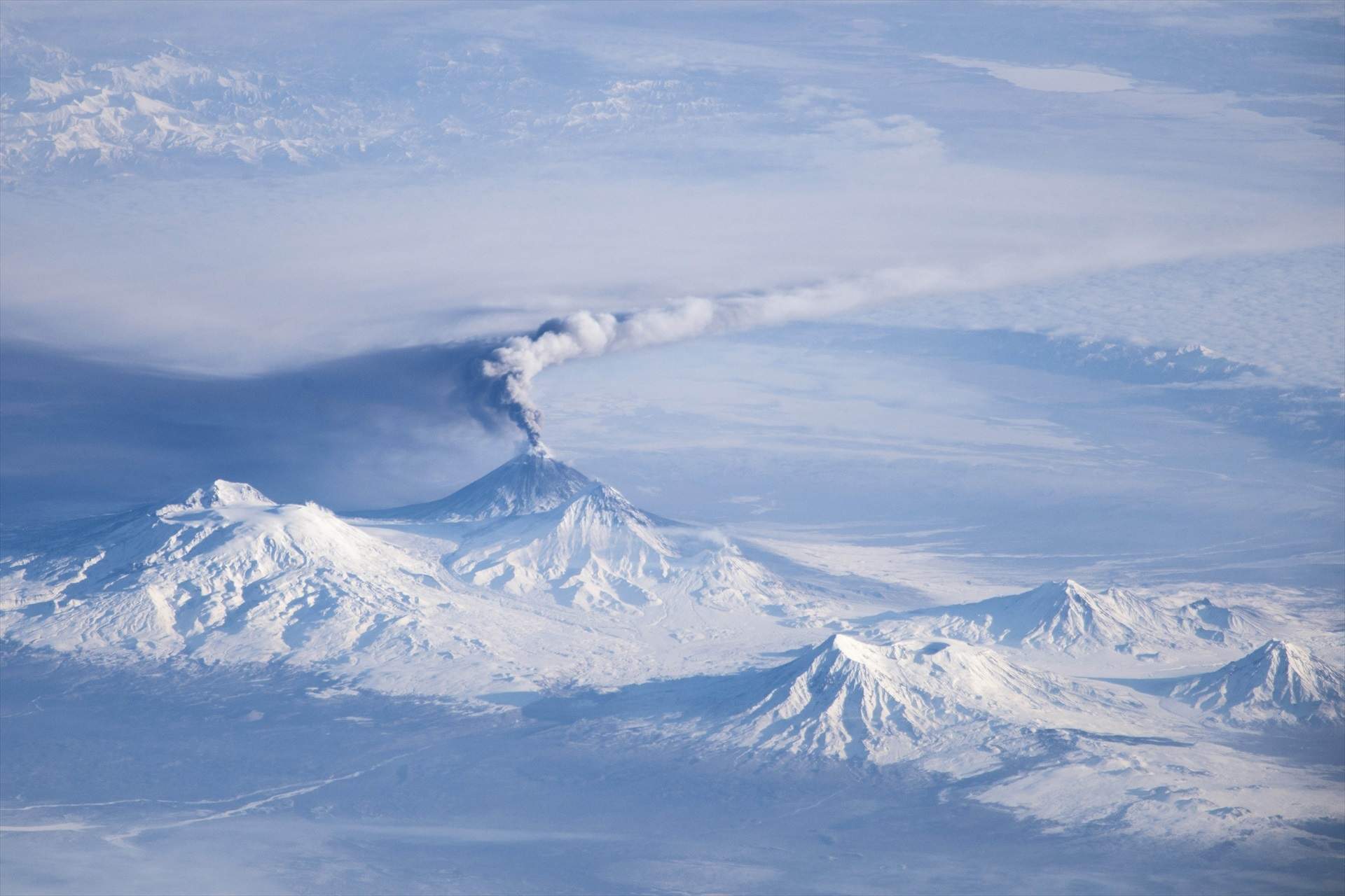 Alerta a Kamtxatka: el volcà Kliutxevskoi entra en erupció després del terratrèmol de magnitud 8,8