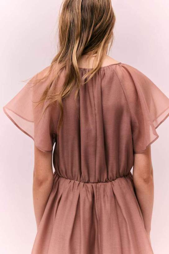 Vestido con mangas mariposa