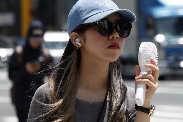 EuropaPress 6108481 26 july 2024 japan tokyo woman cools herself down with handy hacen in the EuropaPress 6108481 26 july 2024 japan tokyo woman cools herself down with handy hacen in the