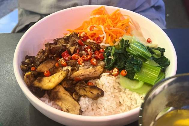 Bún de pollo en la citronela / Foto: Rosa Molinero Trias Bún de pollo en la citronela / Foto: Rosa Molinero Trias