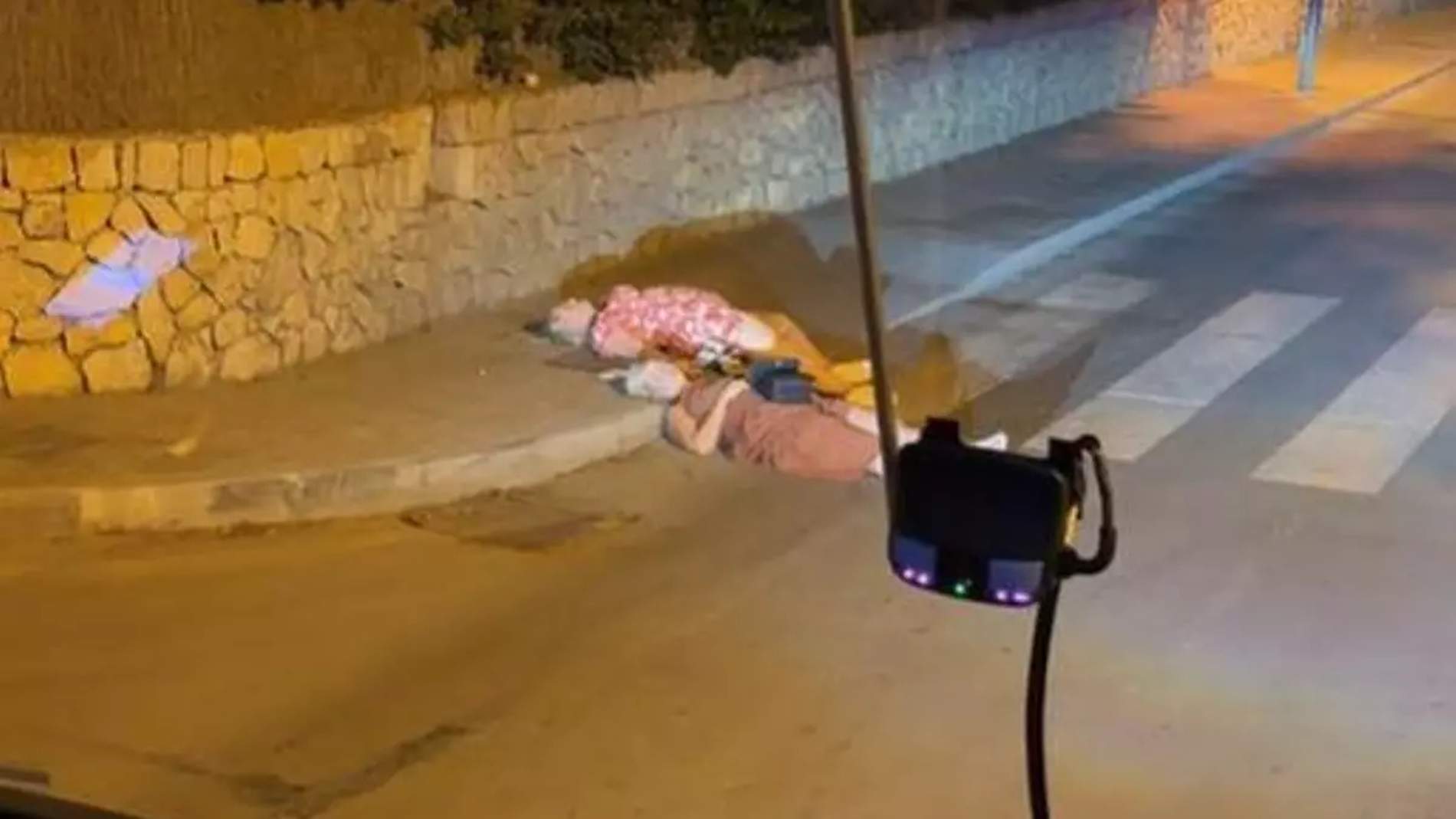 La imatge insòlita del turisme de borratxera de Mallorca: dues dones dormint enmig de la carretera