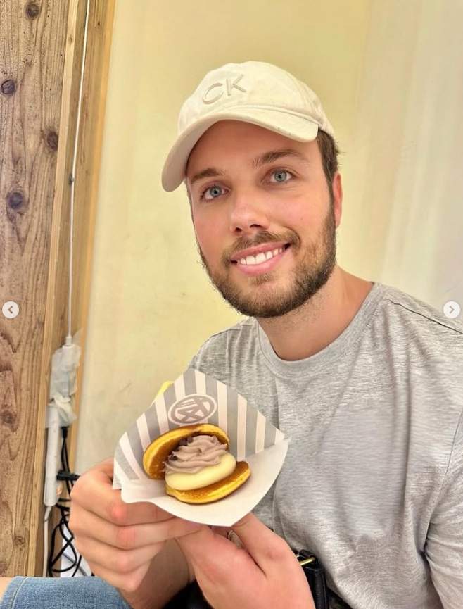 Artur abre una almeja|chirla dulce, Ig Artur abre una almeja|chirla dulce, Ig