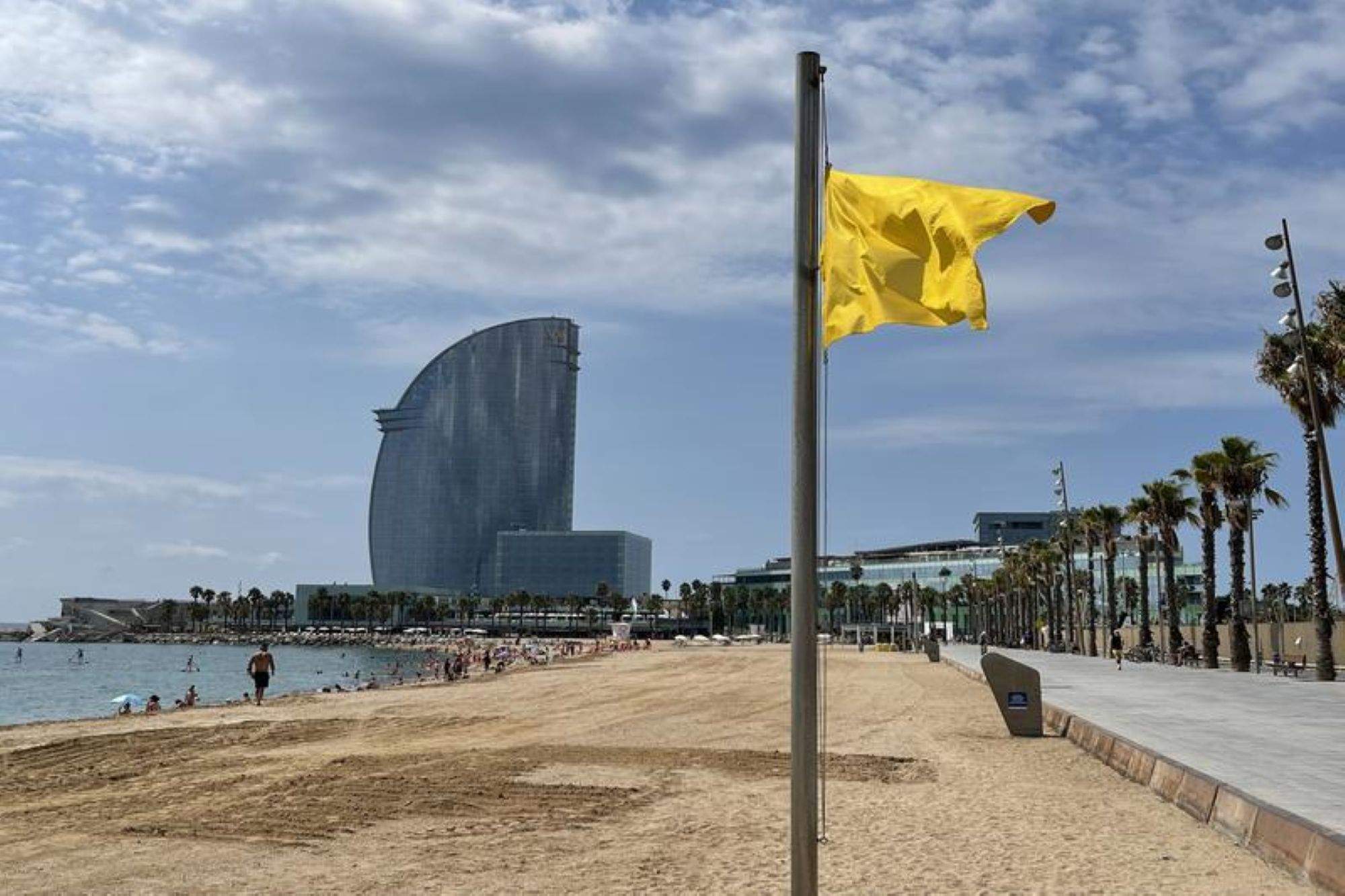 Huelga indefinida de los socorristas de Barcelona: bandera amarilla y torres cerradas
