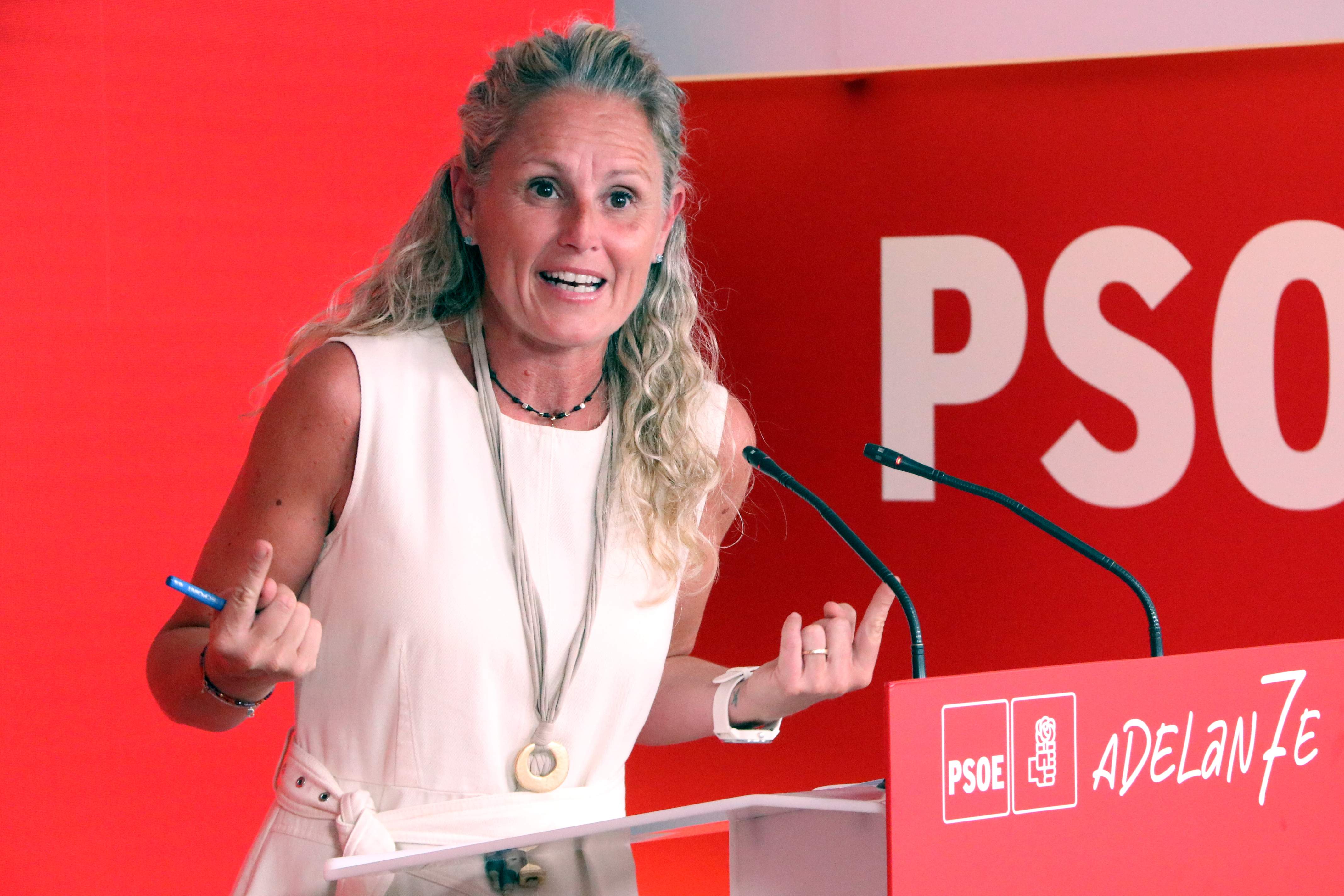 El PSOE titlla Feijóo de "contacontes" i replica que el "sobrevalorat" és ell, no les vacances