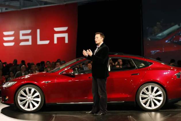 Elon Musk, amb un Tesla jpg