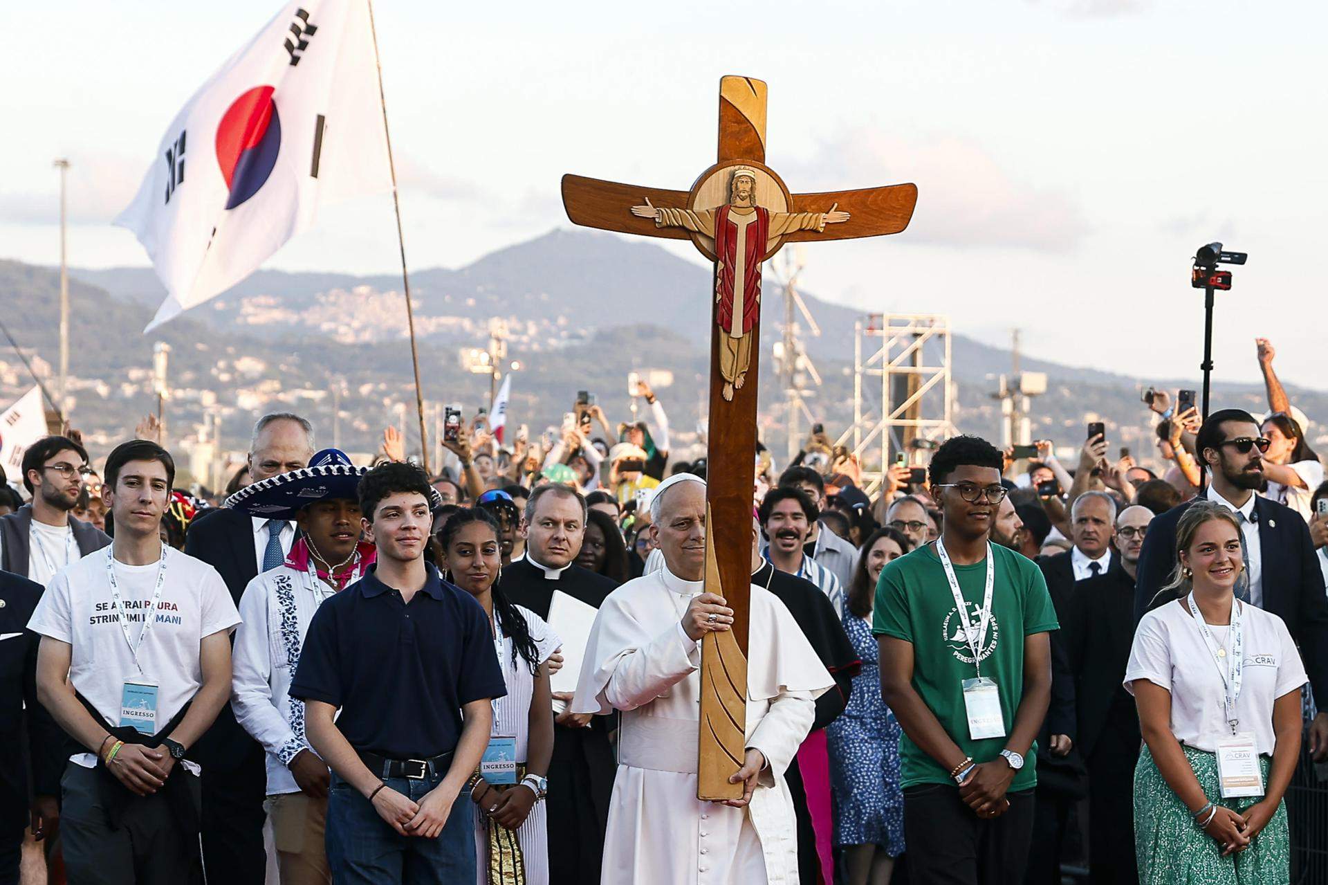Bany de masses de Lleó XIV amb centenars de milers de joves a Roma