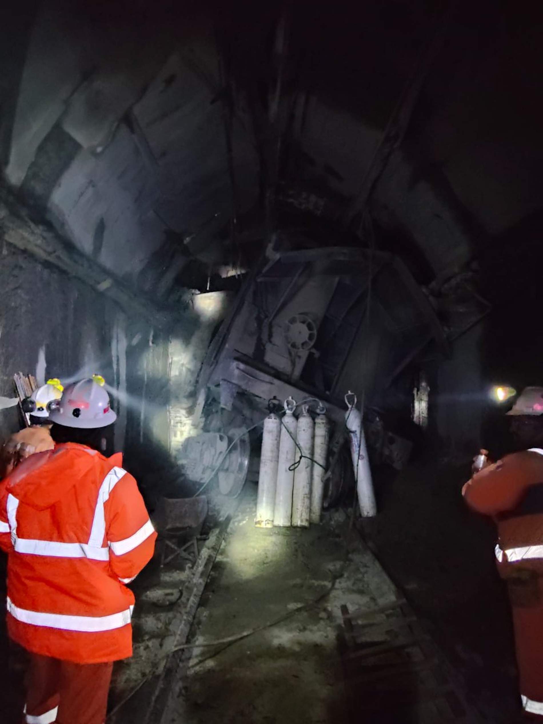 Encuentran tres cuerpos más sin vida en el interior de la mina derrumbada en Chile