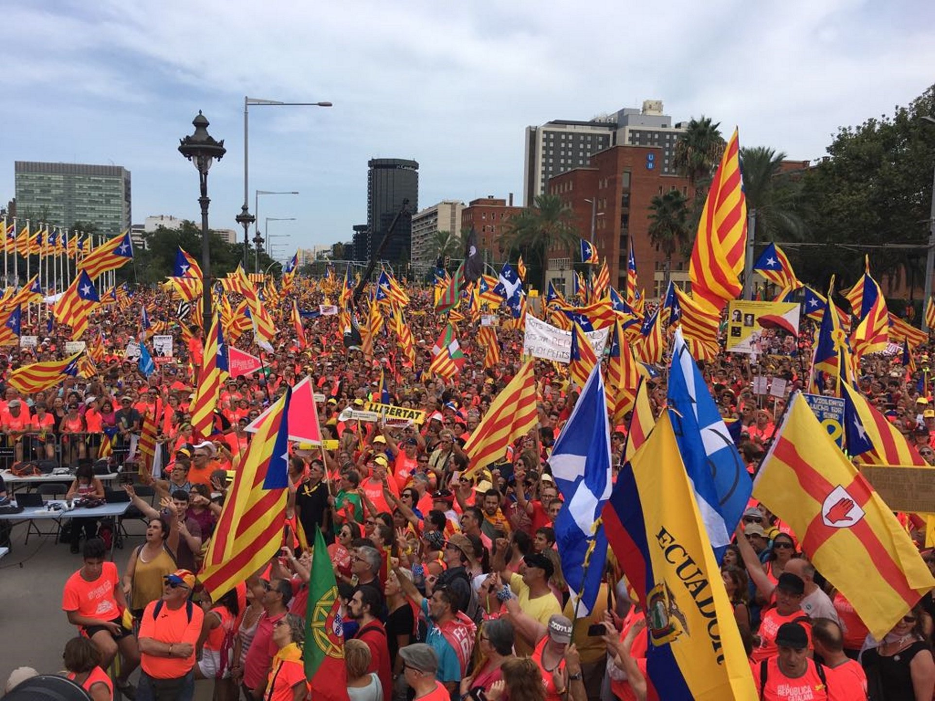 La manifestació independentista omple de gom a gom la Diagonal