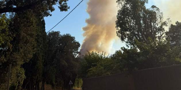 Columna de humo del incendio de Mont-ras / cedida Columna de humo del incendio de Mont-ras / cedida
