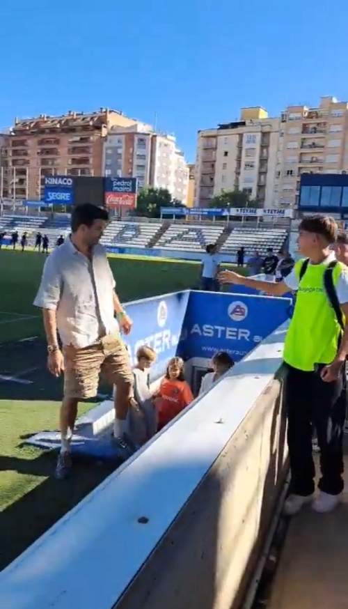 Gerard Piqué arribant al Camp d'Esports de Lleida amb els seus dos fills X, @rogeer miroo (1) Gerard Piqué arribant al Camp d'Esports de Lleida amb els seus dos fills X, @rogeer miroo (1)