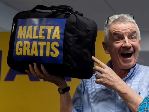 El consejero delegado de Ryanair, Michael O'Leary, haciendo propaganda de la tarifa gratis para el equipaje de mano.
