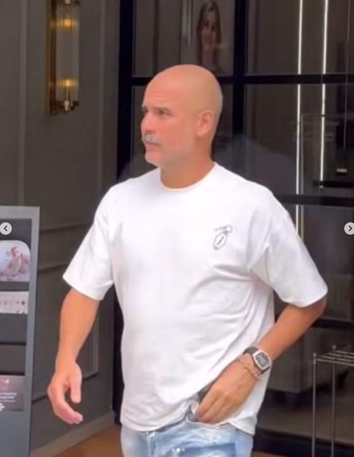 Pep Guardiola amb bigoti sortint de la seva clínica a Barcelona, Ig Pep Guardiola amb bigoti sortint de la seva clínica a Barcelona, Ig