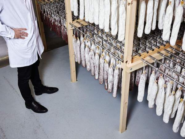 Proceso de elaboración de Embutidos Solà, en Gurb (Barcelona).