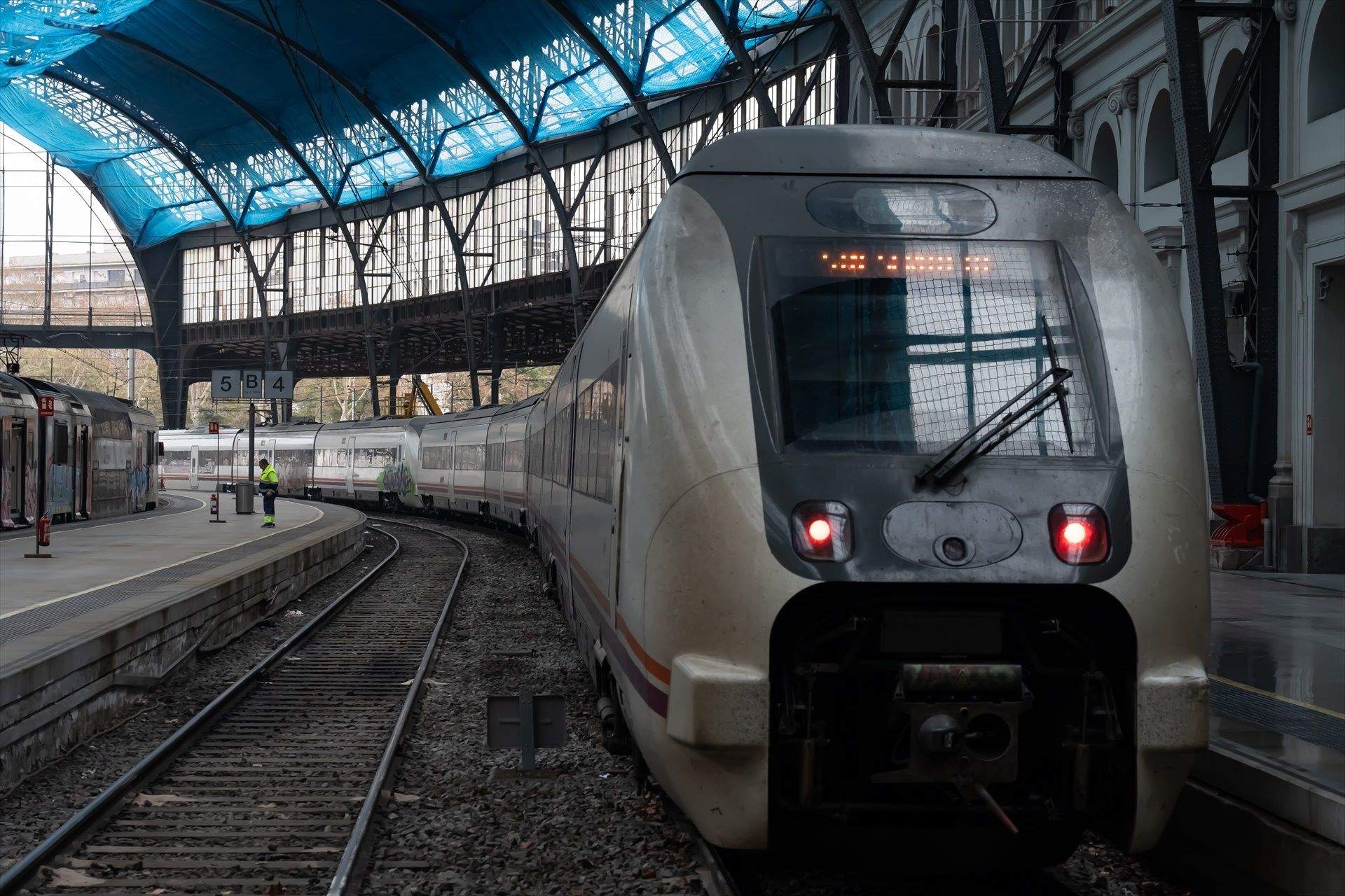 Seis heridos leves en un choque de un tren de pasajeros FEVE con una grúa en Cartagena