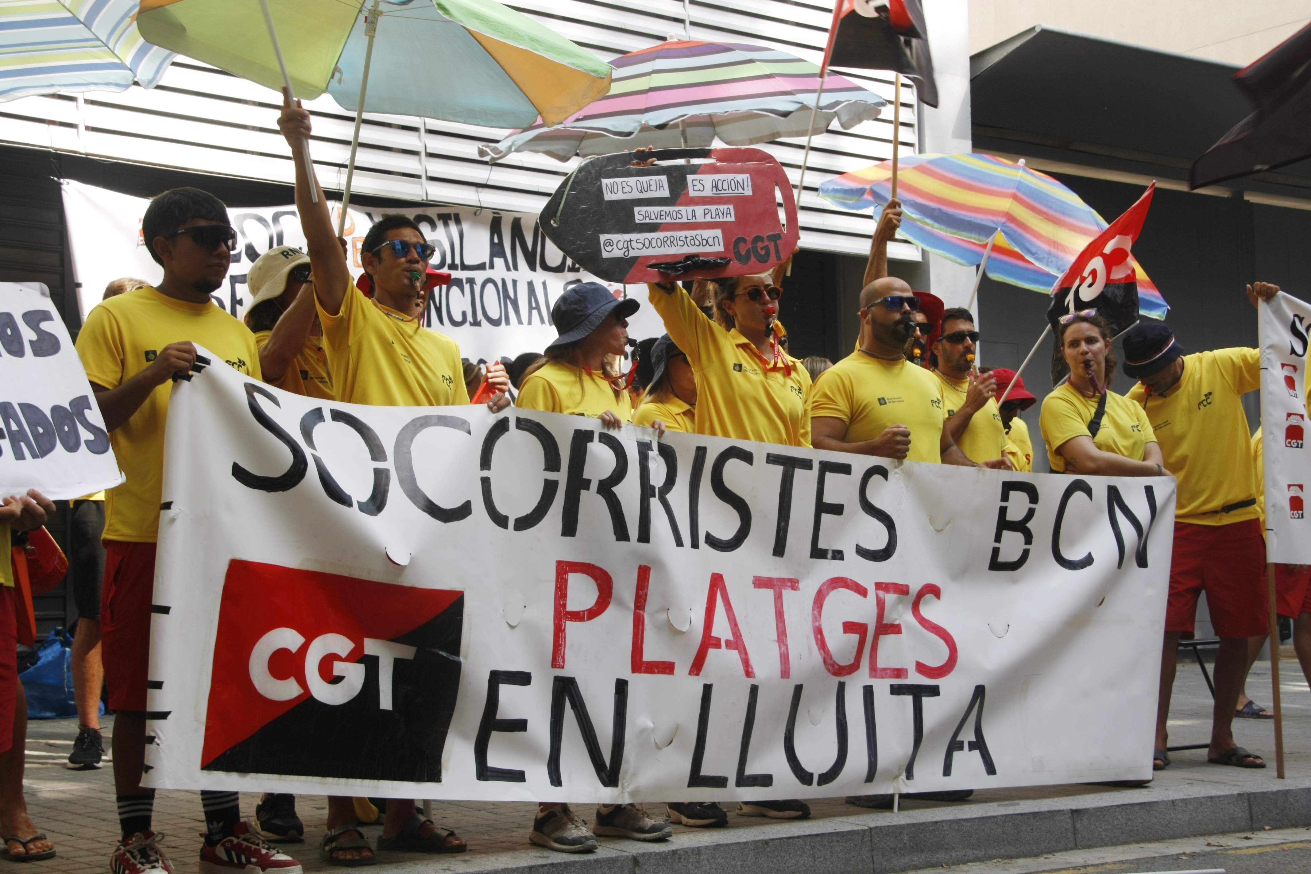 El malestar dels socorristes de Barcelona es planta a la seu del PSC: "Volem solucions"