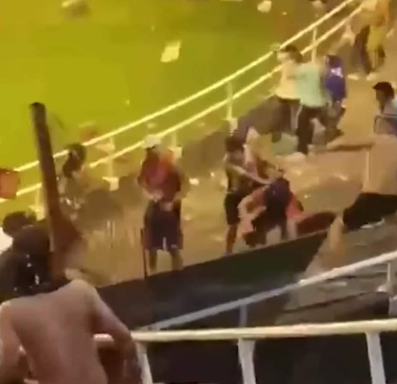 Imágenes impactantes de la batalla campal en el Superclásico entre Olimpia y Cerro Porteño