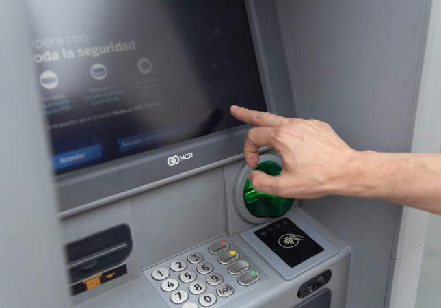 EuropaPress 6055531 hombre utiliza cajero automatico 26 junio 2024 madrid espana economia EuropaPress 6055531 hombre utiliza cajero automatico 26 junio 2024 madrid espana economia