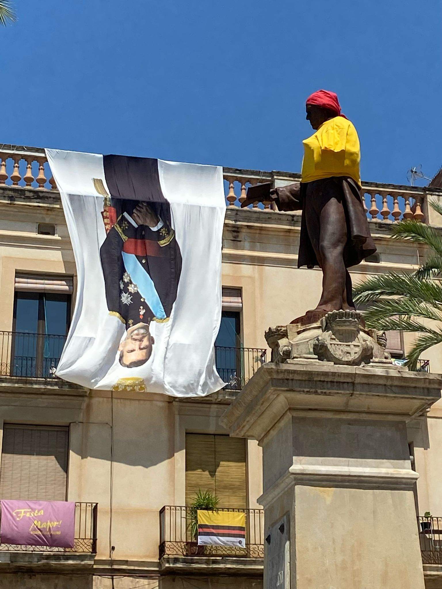 Pancarta al revés de Felipe VI en la fiesta mayor de Vilanova i la Geltrú: "Catalunya no tiene rey"