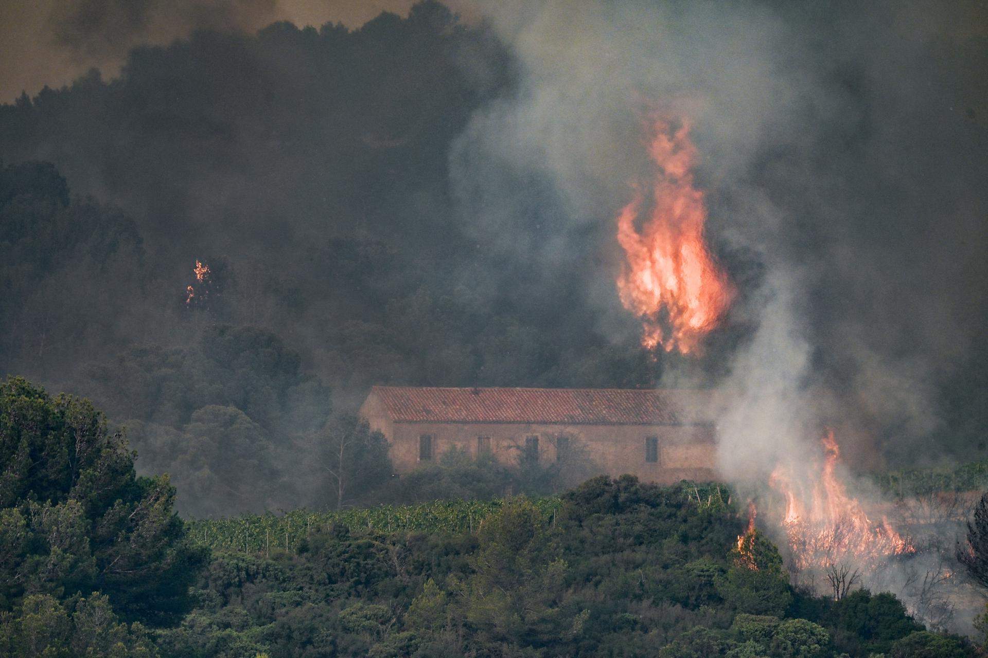 L'incendi a Occitània continua imparable: un mort, tres desapareguts i més de 16.000 hectàrees calcinades