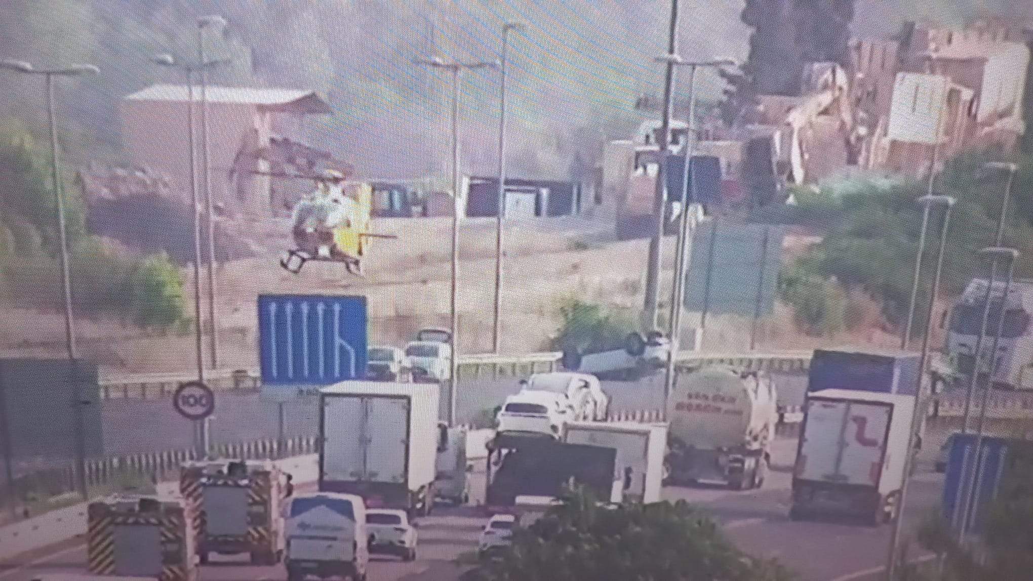 Aterra un helicòpter medicalitzat enmig de l'AP-7 per un accident amb un cotxe cap per avall