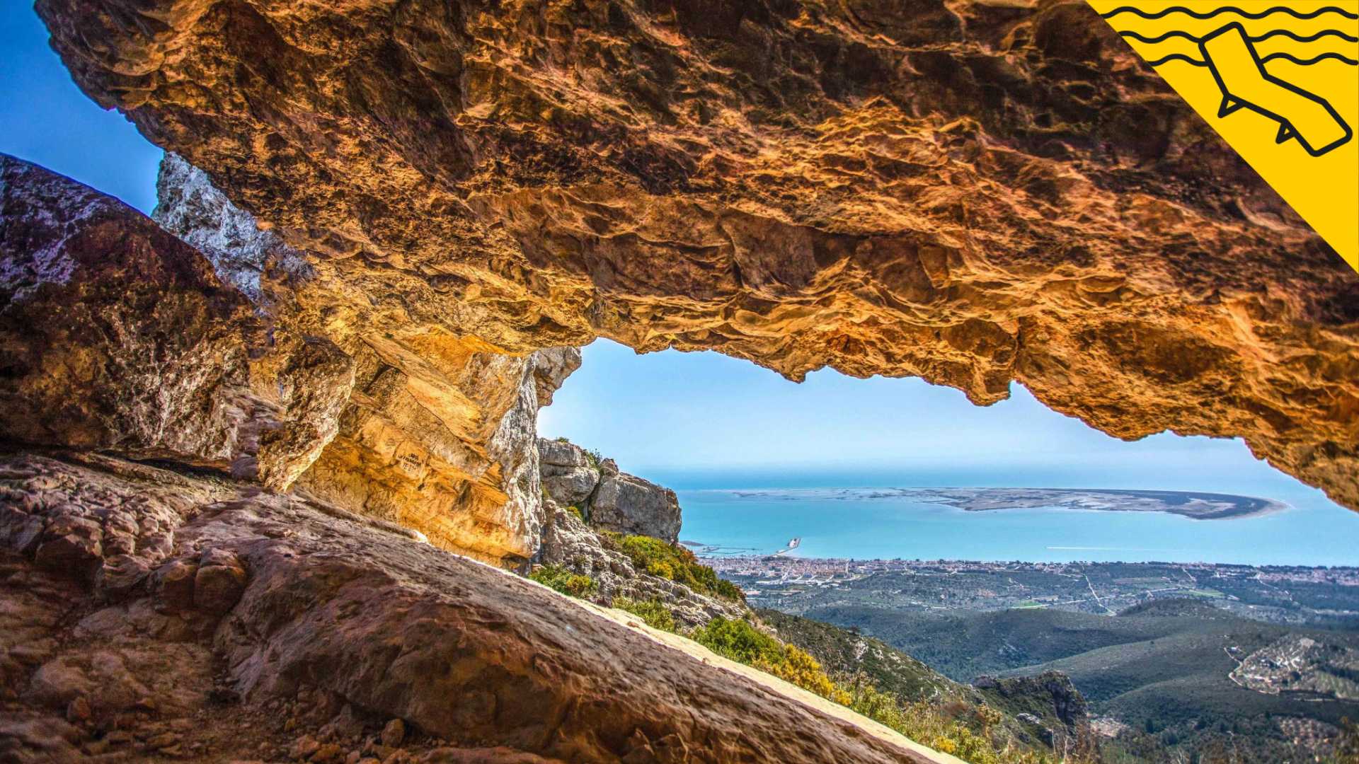 L’arc natural a 700 metres d’altura amb una de les vistes més espectaculars de Catalunya