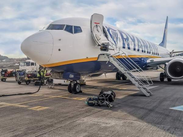Serveis de terra (handling) per a la companyia Ryanair. Serveis de terra (handling) per a la companyia Ryanair.