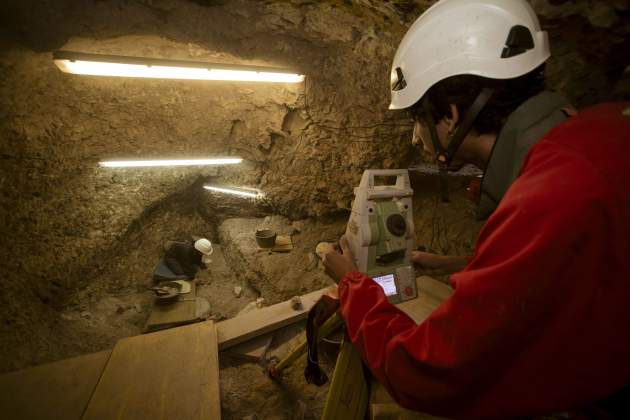 Trabajos de excavación arqueológica en el yacimiento de El Mirador. Autoría, Maria D. Guillén (IPHES CERCA)