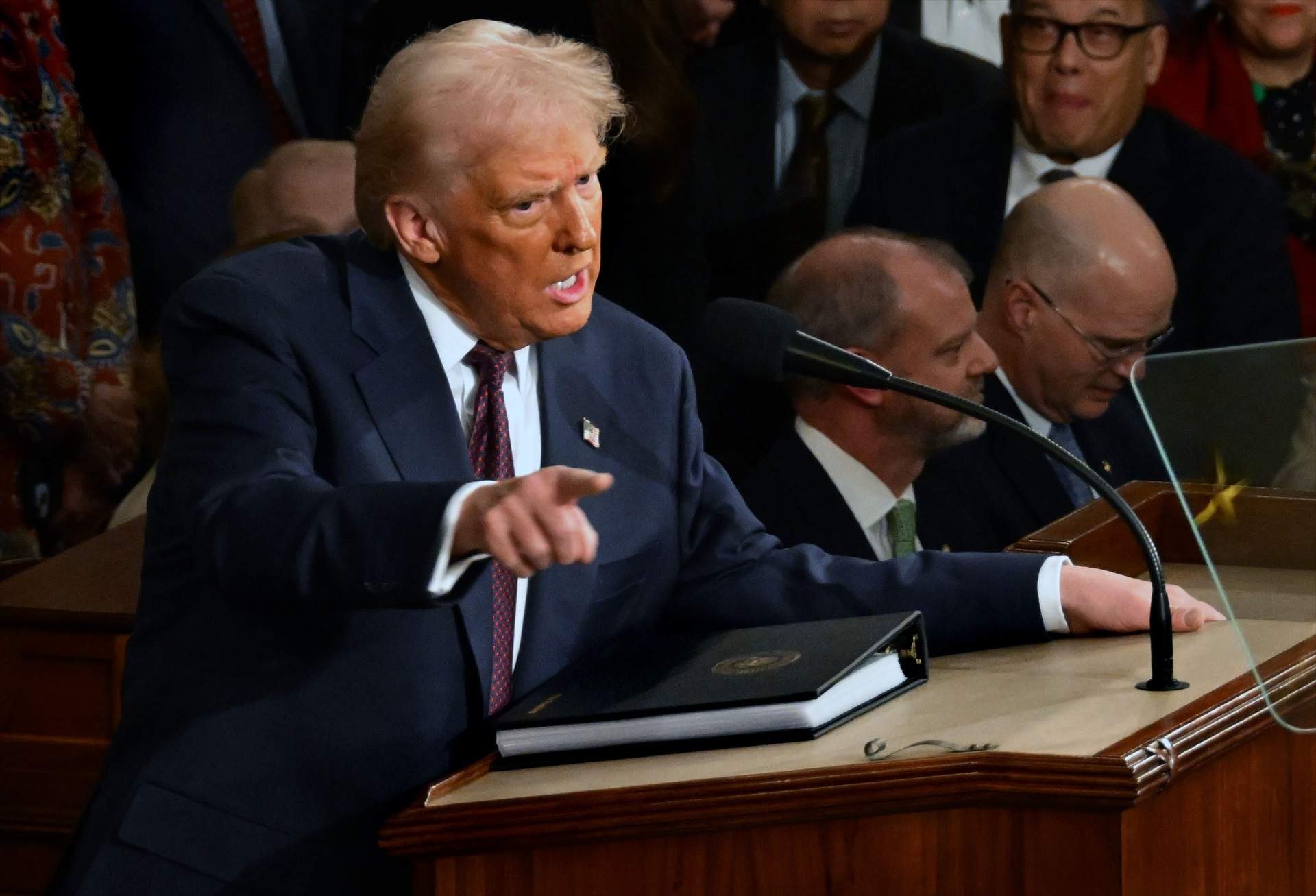 Trump se alía con el FBI para perseguir a los demócratas huidos de Texas para boicotear una votación