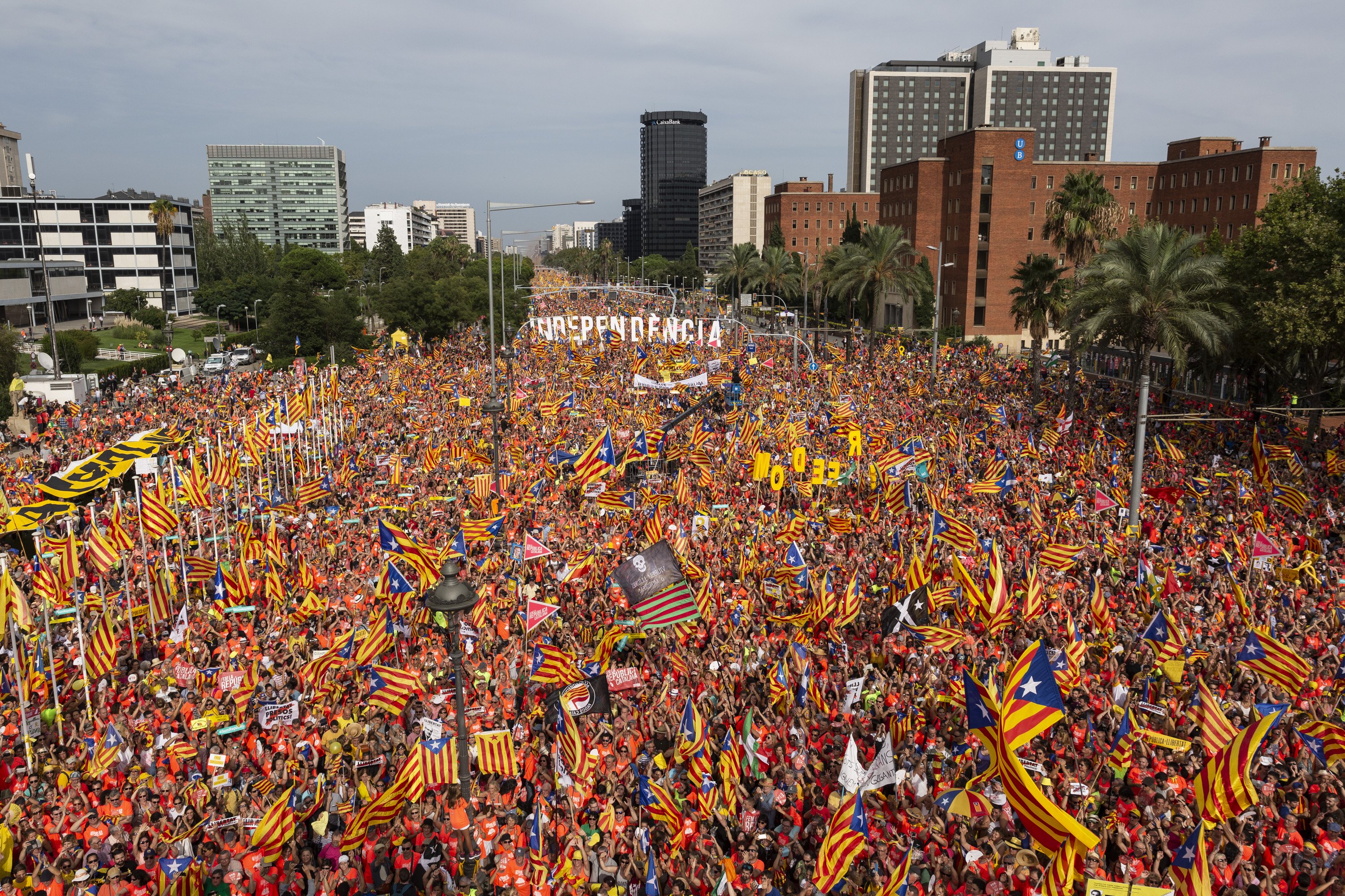 L'independentisme respon a la repressió desbordant els carrers i exigint als partits que actuïn