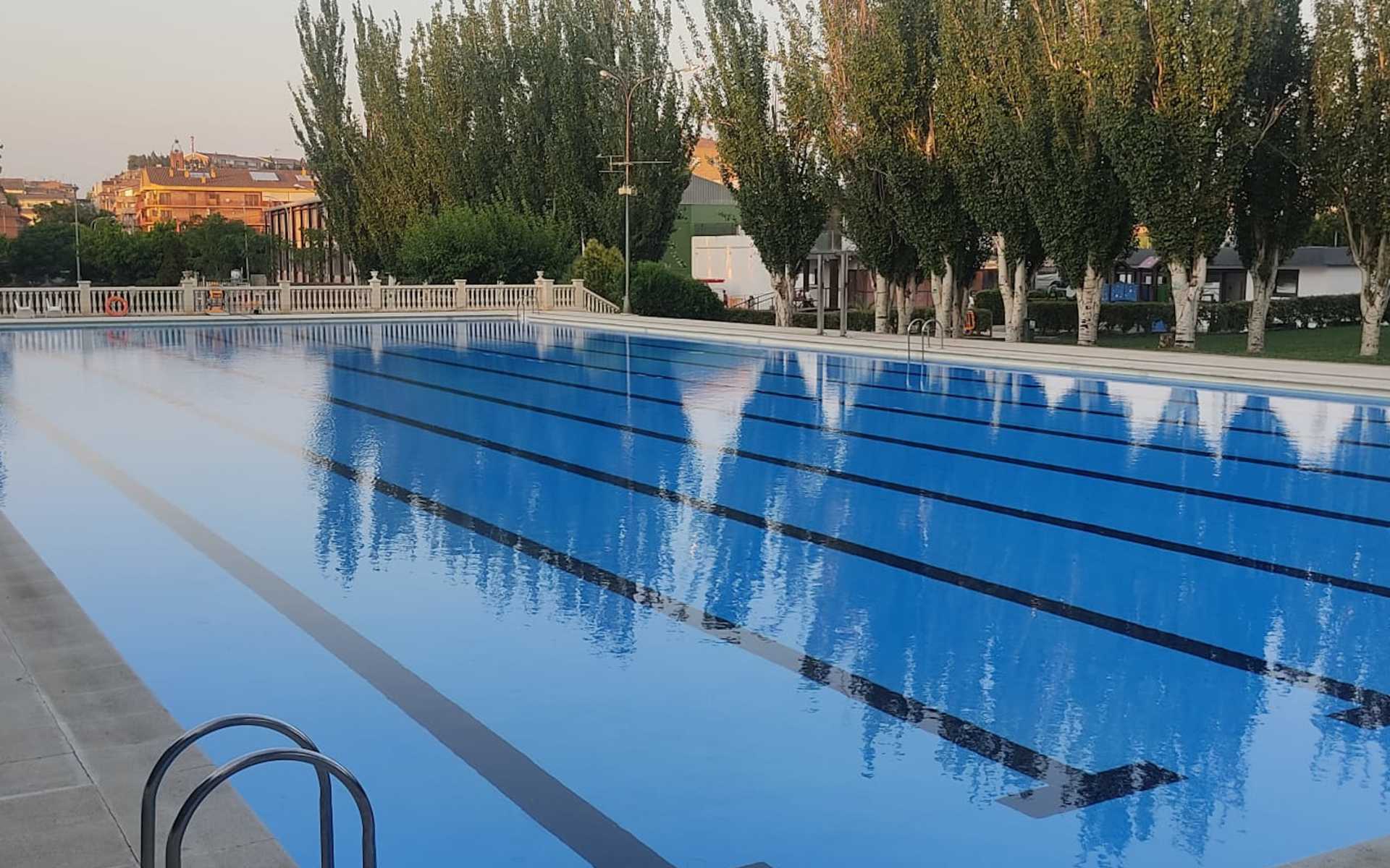 És necessari tancar una piscina pública quan algú hi deixa excrements?
