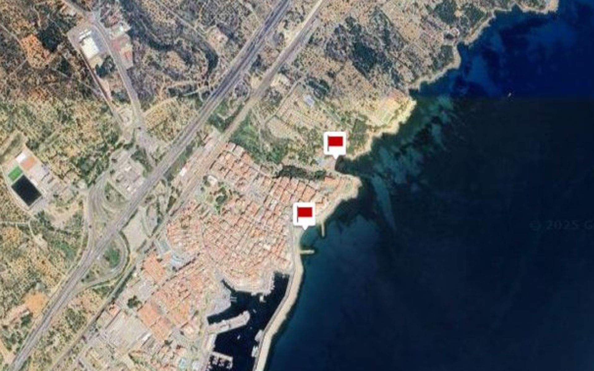 Prohibit el bany en aquestes platges de Catalunya per la presència d'una taca blanca enganxosa sospitosa