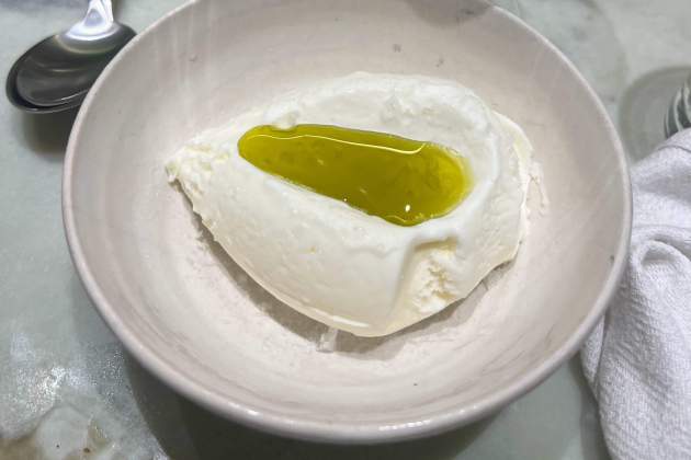 Helado de nata fresca y aceite Solo en el restaurante Pompa / Foto: Rosa Molinero Trias