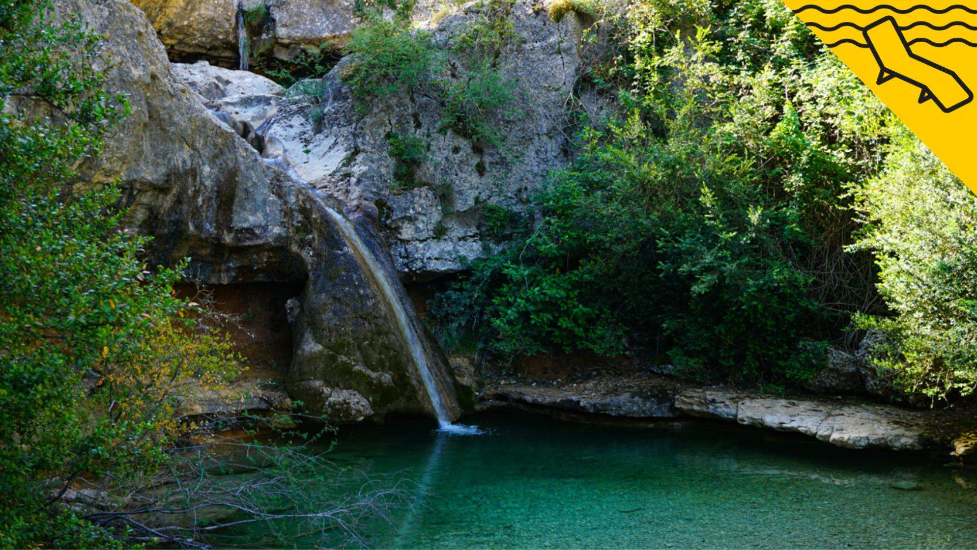 Aigües cristal·lines i parets de pedra vermellosa : el gorg més impressionant per escapar-se de la calor