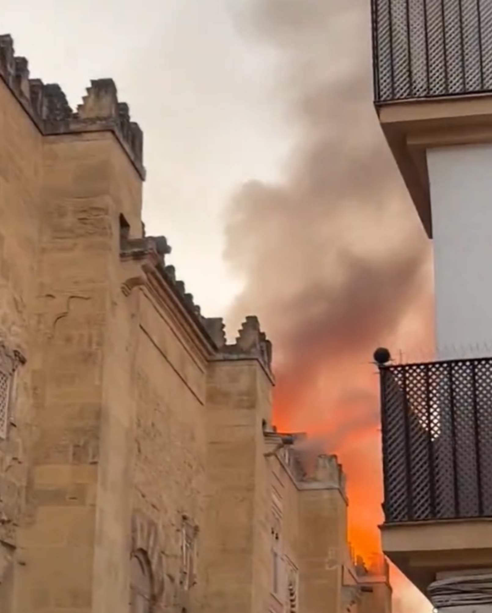 Incendio en la Mezquita de Córdoba: una hora de fuego y conmoción en la ciudad | VÍDEOS