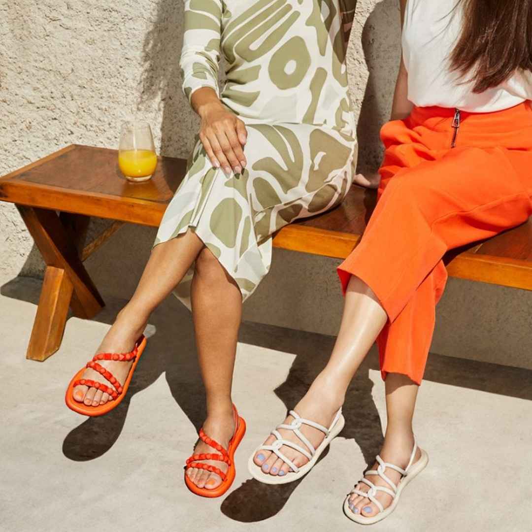 Còmodes com unes Havaianas, boniques com unes Dior: les Ipanema que s’esgoten