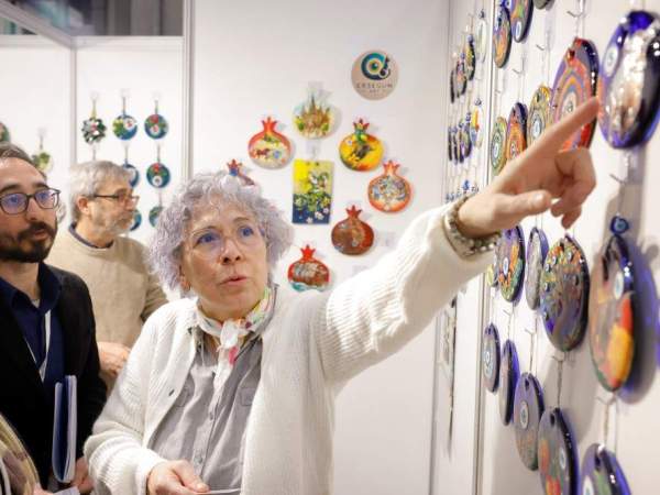 Visitant a la fira de souvenirs ExpoSpain, celebrada a Fira de Barcelona