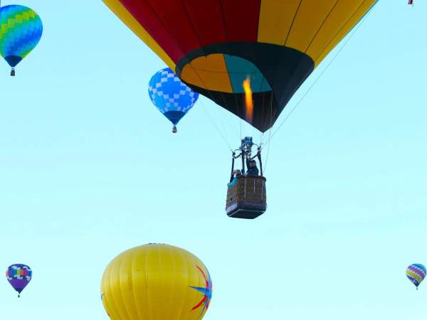 Un globus aerostàtic sobrevolant el cel Un globus aerostàtic sobrevolant el cel