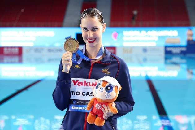 EuropaPress 6871327 singapore july 22 2025    iris tio casas of spain poses with medal after (1)