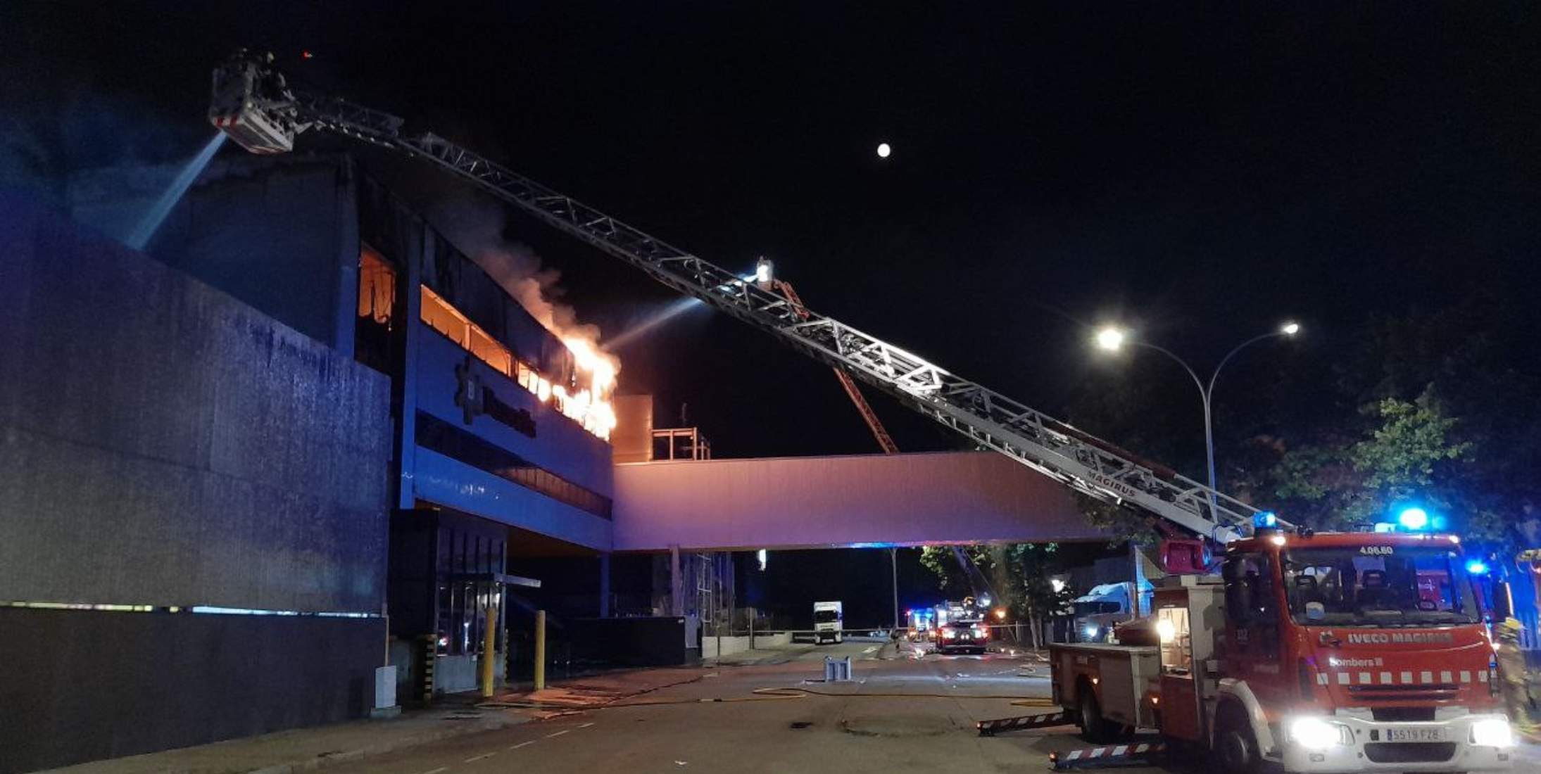Incendi a Vic: el foc calcina tres naus en un polígon industrial i amenaça els dipòsits d'amoníac