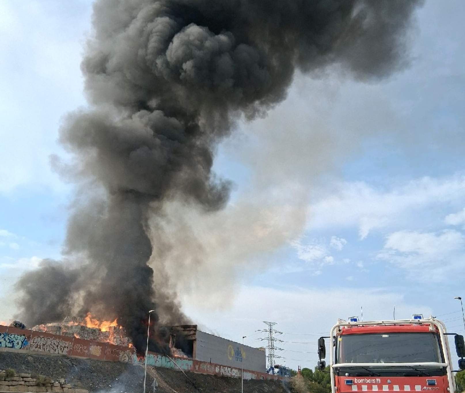 Un incendi a una nau industrial de Lleida crema piles de paper i cartó i obliga a tallar la carretera